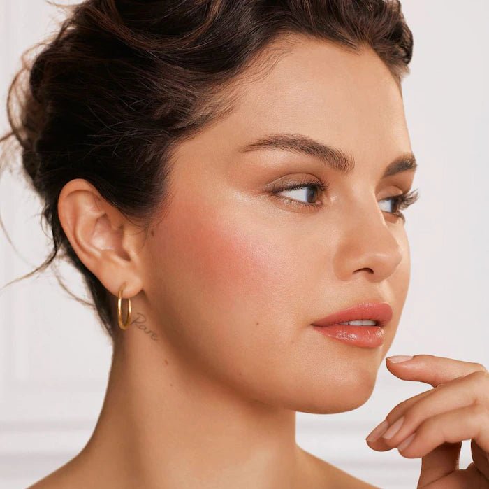 Imagen de Mini Soft Pinch Liquid Blush original de Rare Beauty, maquillaje tipo Blush Líquido, disponible en The Good Girl El Salvador