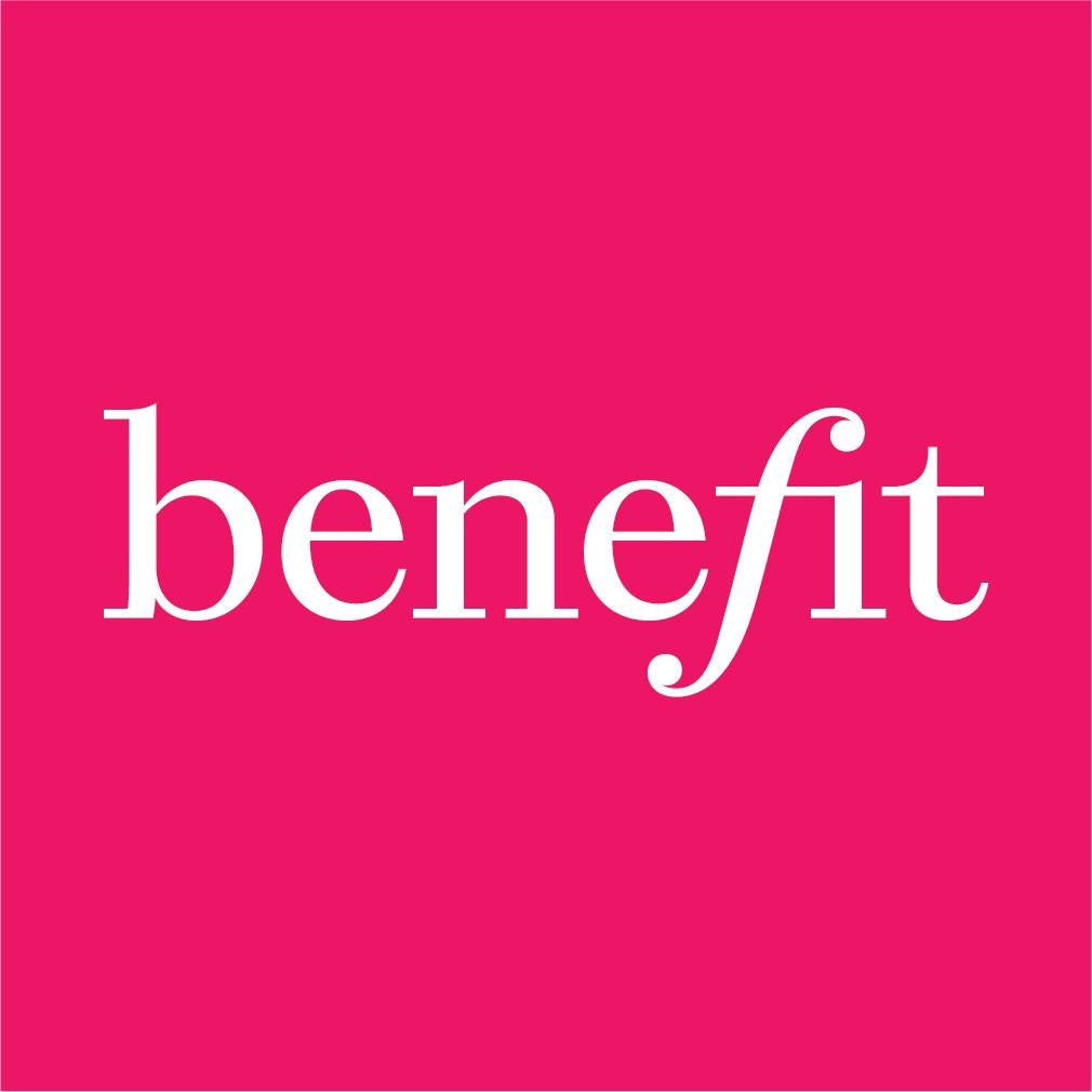 Logo oficial de benefit - Maquillaje original disponible en El Salvador en The Good Girl