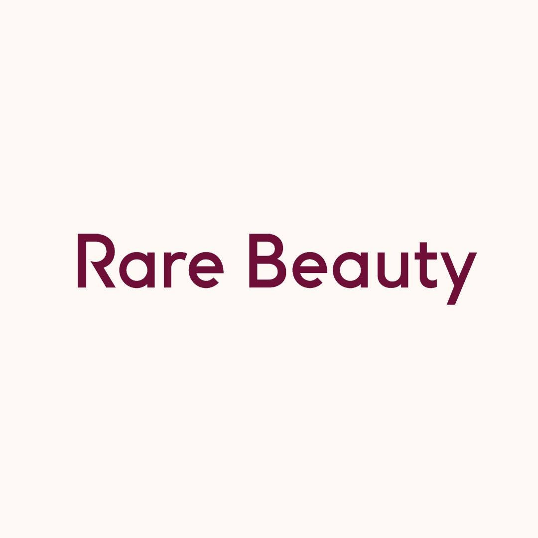 Logo oficial de rare beauty - Maquillaje original disponible en El Salvador en The Good Girl